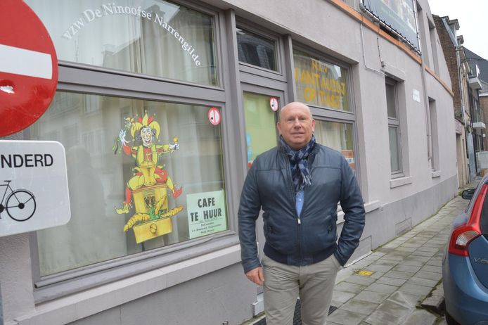 Peter Timmermans bij café De Koepoort, dat al een tijdje leegstaat.