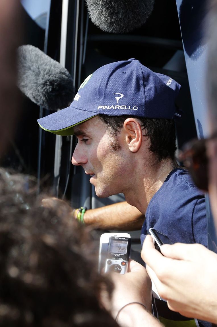 Een gedesillusioneerde Valverde aan zijn camper. Beeld AFP