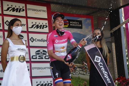 Anna van der Breggen straalt op het podium in haar roze trui.