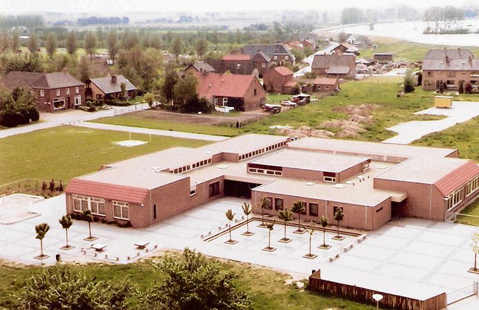 Een foto van basisschool ’t Klôsterhufke vanuit de kerktoren van Deest gefotografeerd na oplevering in 1981.