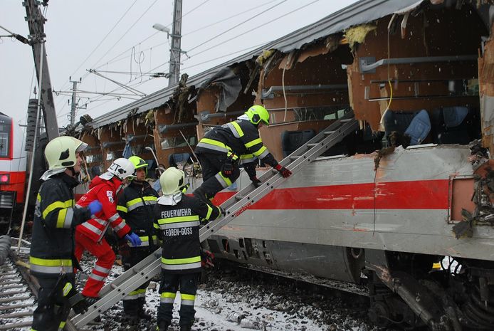 Reddingswerkers aan de slag in de beschadigde trein