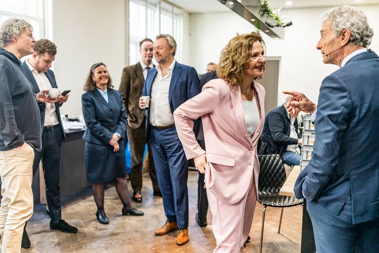 Paul Rosenmöller (GroenLinks) en Edith Schippers (VVD), met een lachende Marjolein Faber (PVV) in de achtergrond,   voorafgaand aan het Grote Lijsttrekkersdebat van Omroep WNL in aanloop naar de Provincialestatenverkiezingen. Beeld Joris van Gennip