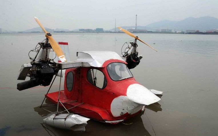 38.000 yuan<br /><br />Jinan, Shandong, 2014. Zhang Xuelin, boer, bouwde deze helikopterachtige om een motorfiets. Hij werkte er 11 maanden aan en raakte bij de eerste testvlucht te water.<br /><br /> Beeld reuters