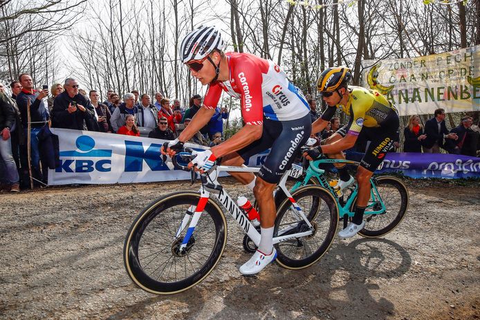 Mathieu van der Poel en Wout van Aert tijdens Gent-Wevelgem afgelopen jaar.