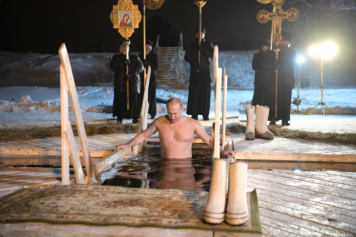 De zichtbaar topfitte Russische president loopt het ijskoude water in.