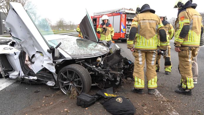 De Lamborghini van meer dan 500.000 euro is volledig vernield.