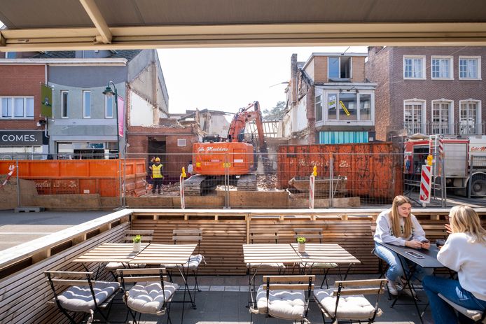 Café De Oude Zwaan van Marcel Van Hoof in de Bergstraat wordt afgebroken