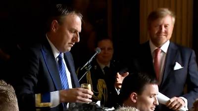 KIJK. Blooper op paleis tijdens speech Willem-Alexander: koning heeft geen drankje om mee te klinken