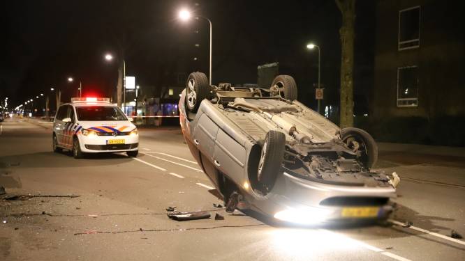 15-jarige automobilist vlucht voor de politie, belandt op de kop tijdens achtervolging