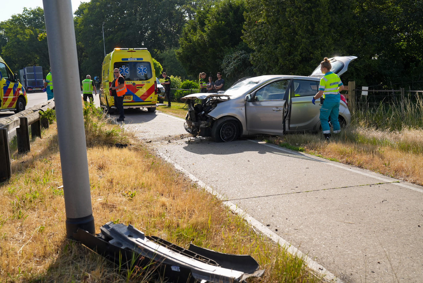 ongeluk-in-elsendorp-twee-gewonden-naar-het-ziekenhuis-foto-ed-nl
