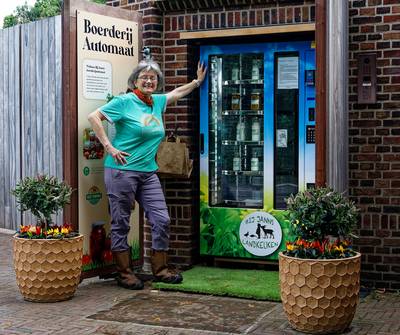 Janneke verkoopt zelfgemaakte schimmelkaasjes, kefir en chilipasta in Den Dungen