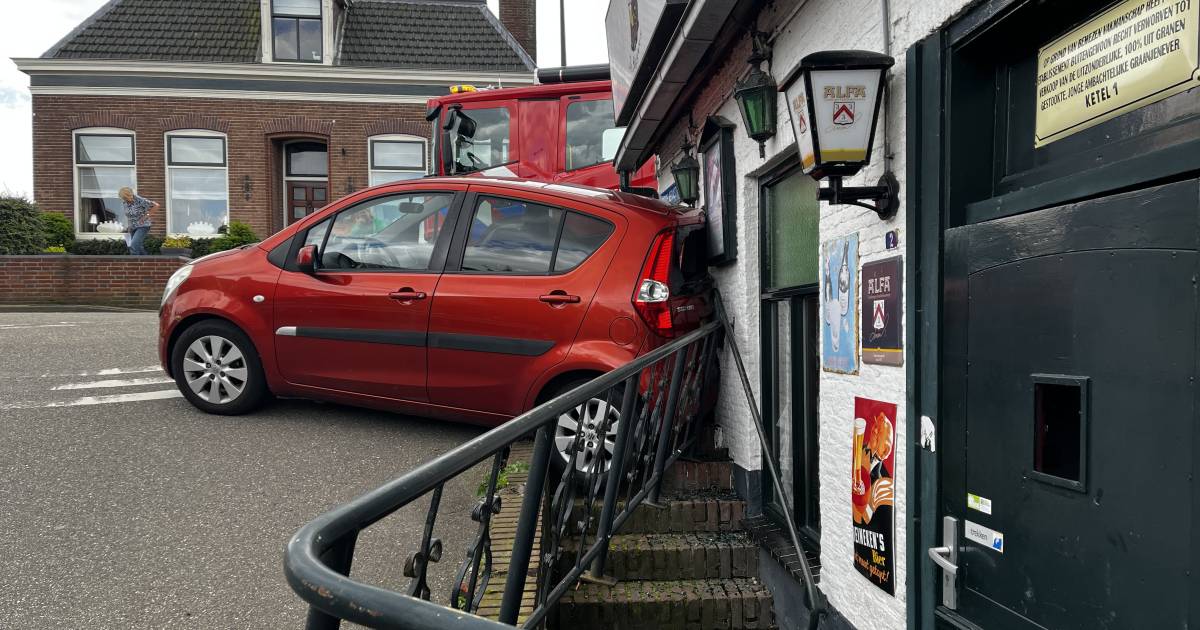 Auto – zonder bestuurder – ramt gevel van café; wagen rolt naar achteren de dijk af