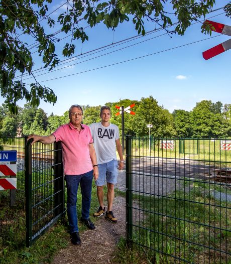 Wandelaars tussen hoop en vrees over sluiting laatste Deventer onbewaakte spoorovergang: ‘Hier wordt niemand doodgereden’