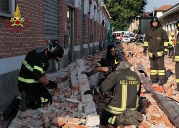 Italiaanse brandweer en reddingswerkers proberen de brokstukken in Albizzate weg te krijgen.