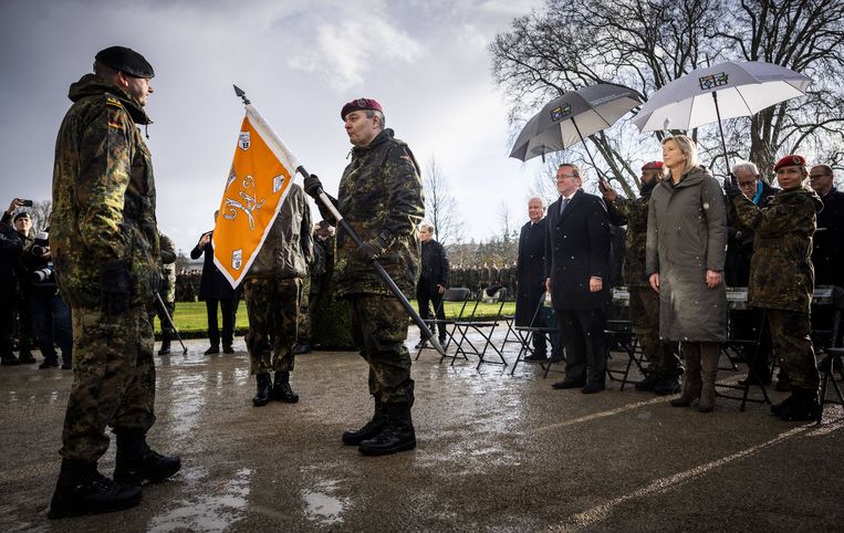 Die niederländische Armee wird teilweise von Deutschland „kommandiert“.  Wie sieht das in der Praxis aus?