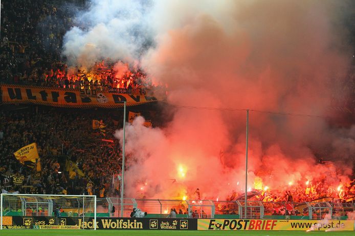 Fans van Dynamo Dresden staken tijdens de wedstrijd zwaar vuurwerk af.