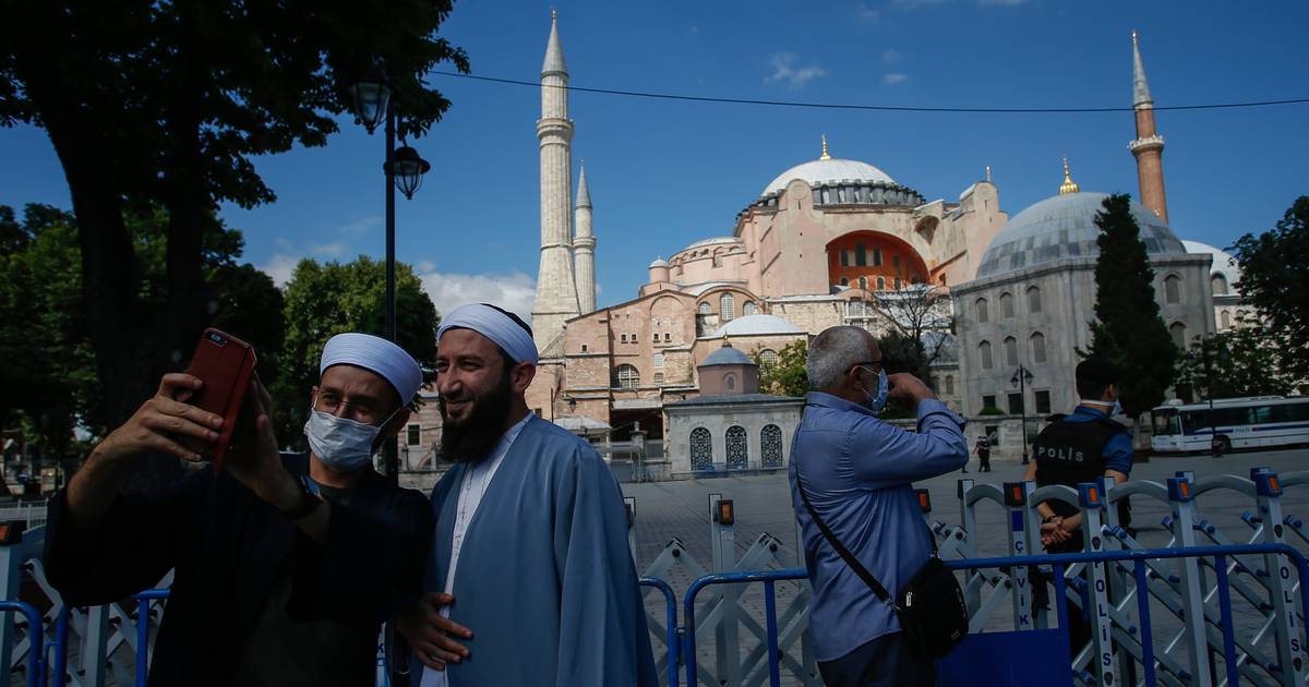 Conversion de SainteSophie le pape François se dit "très affligé
