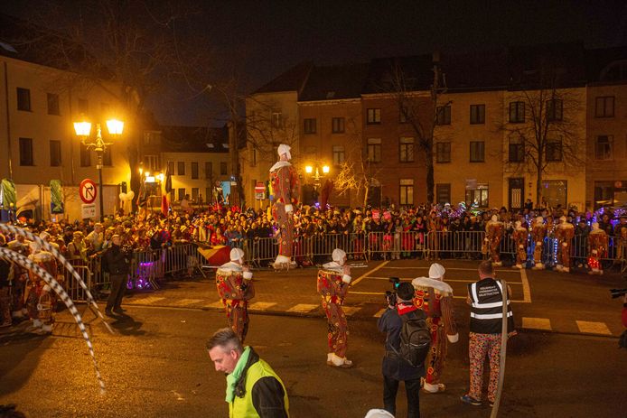Verbranding van carnaval op Oudstrijdersplein door de Gilles & Pierrots van Groot Halle