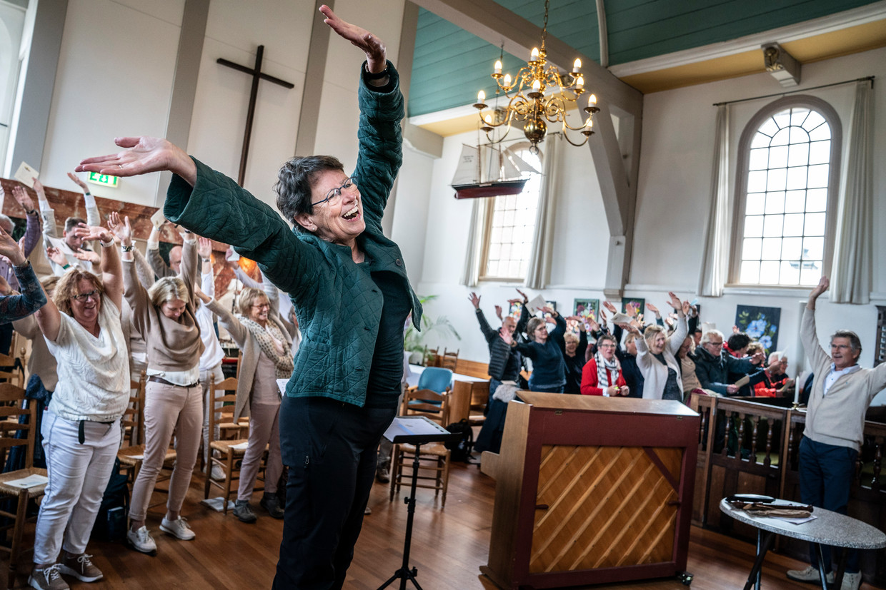 Tijdens de openingsceremonie in de Westerkerk in West-Terschelling worden gezanmelijk de spieren losgemaakt.  Beeld Reyer Boxem