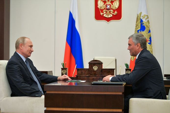 De Russische president Vladimir Poetin met Vjatsjeslav Volodin, de Russische parlementsvoorzitter van de Doema. Archiefbeeld.