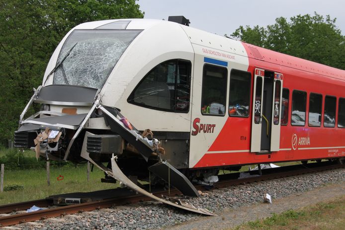 De zwaar beschadigde voorkant van de trein die op de auto met aanhanger botste bij Vorden.