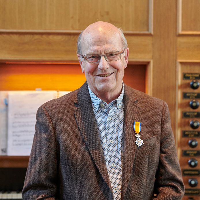 Uitreiking Koninklijke Onderscheiding Lid in de Orde van Oranje-Nassau aan Guus Siebelink door Burgemeester Han van Midden