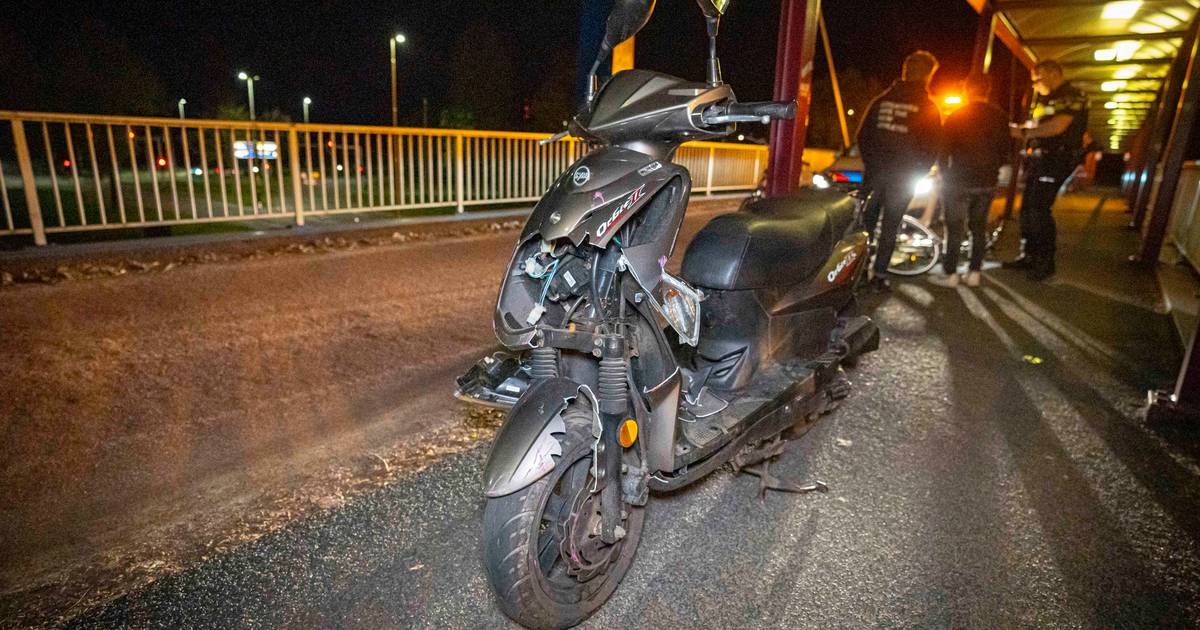 Scooterrijder zwaargewond bij eenzijdig ongeluk op fietsbrug in Arnhem.