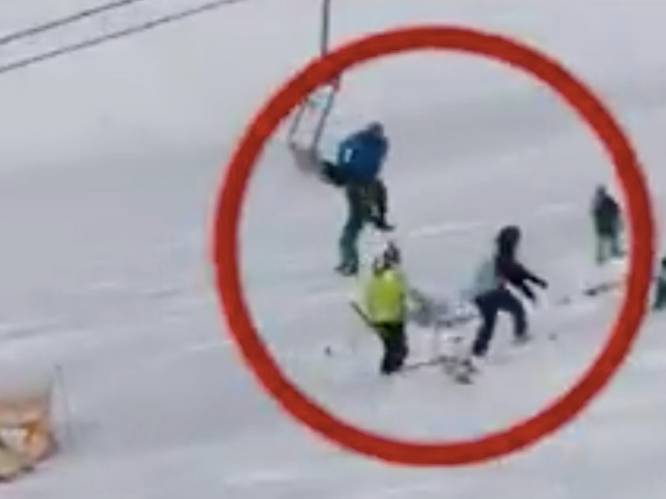 VIDEO: Skiërs springen in paniek uit op hol geslagen stoeltjeslift