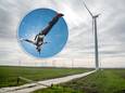 Van deze windmolen sprongen deze week twee basejumpers.