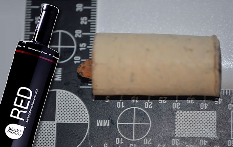Wie een dergelijke fles wijn in huis heeft waarvan de kurk gemanipuleerd werd (zoals het geval was bij de wijn die het slachtoffer dronk), wordt gevraagd de politie te verwittigen. Beeld rv/Parket Antwerpen