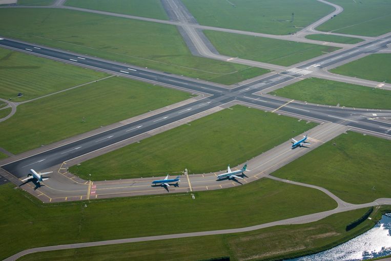 Vliegtuigen op Schiphol wachten op hun vertrek vanaf de Aalsmeerbaan. Beeld ANP