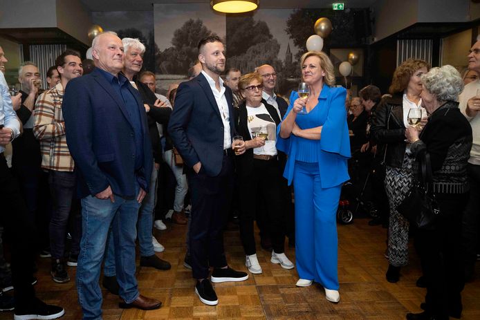 Zondag nam nieuwe eigenaar Jip van Odenhoven (midden) symbolisch de sleutel over van Bert-Jan Leermakers en Odette van der Loo, samen dertig jaar lang het gezicht van Café de Zwaan in Son.