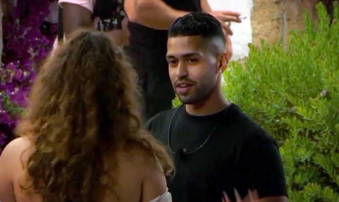 Efrain e Shali durante Temptation Island: Love or Leave.