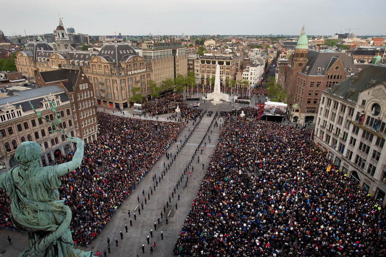 Overzicht tijdens de Nationale Dodenherdenking bij het Monument op de Dam.  Beeld ANP