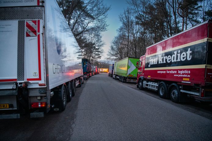 Chauffeurs parkeren hun vrachtwagens onder andere bij Groot Panorama, achter wegrestaurant Mendel. Binnenkort staat daar een bekeuring op.