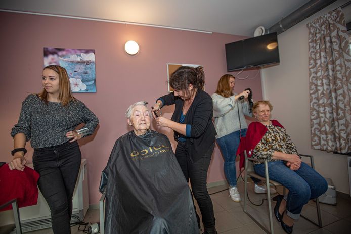 De leerlingen van het GO! Atheneum Liedekerke verwenden de bewoners van serviceflats Residentie Paepenbergh.