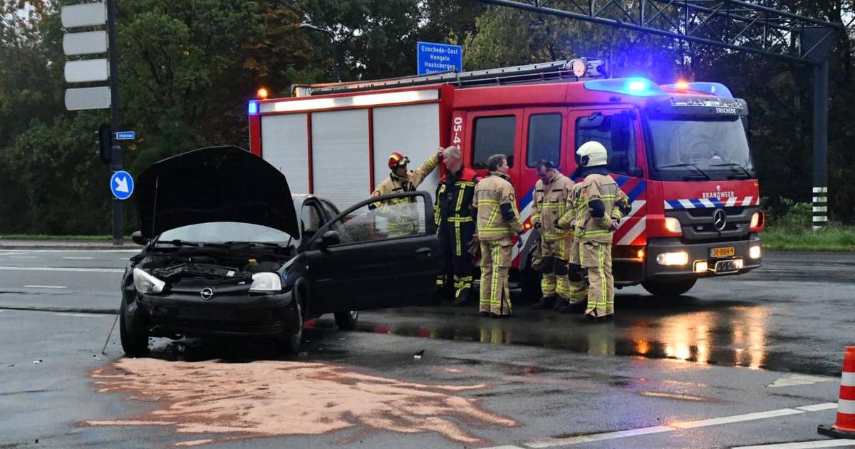 Vrouw raakt gewond bij aanrijding op Auke Vleerstraat in Enschede.