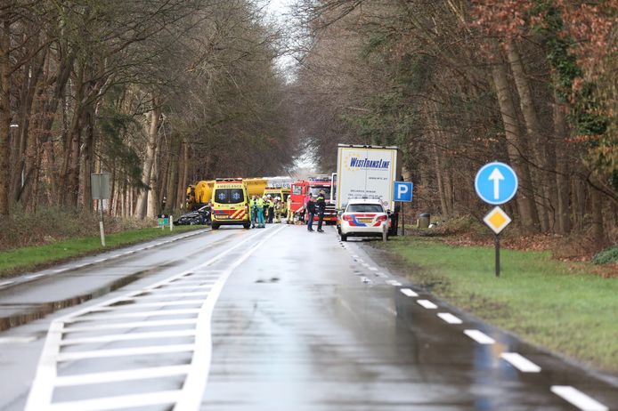 De N35 tussen Raalte en Heino ging dicht na het ongeluk.