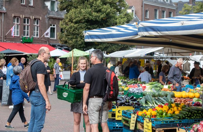 FGezellige drukte op het foodgedeelte van de markt in Wageningen