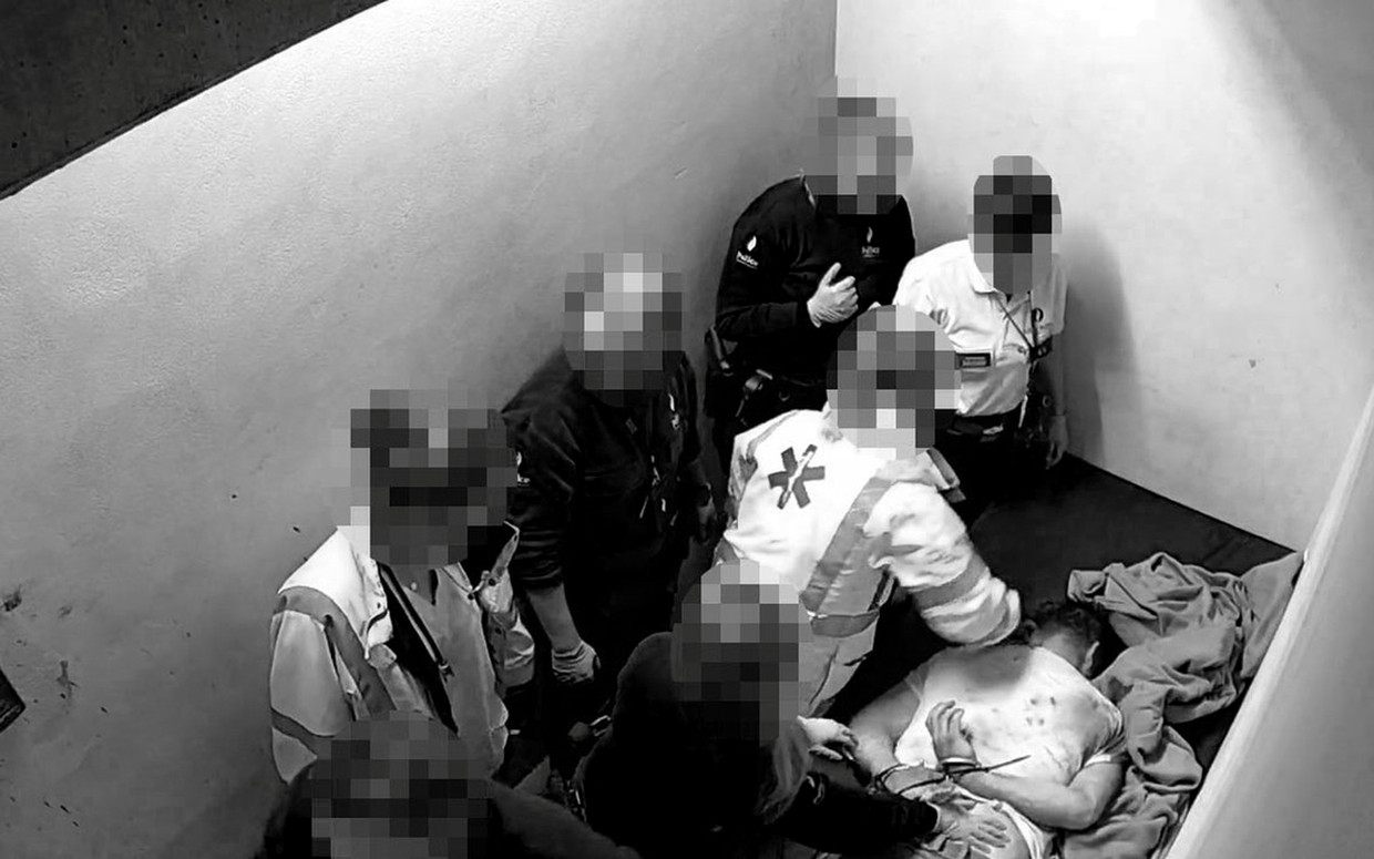 Een beeld van de camera in de cel waar Chovanec opgesloten was toont hoe hij geboeid en bebloed met zijn gezicht naar beneden ligt wanneer de hulpdiensten arriveren. Beeld Humo
