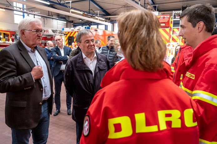 Laschet (m.) hier naast Duits president Frank-Walter Steinmeier bij een bezoek aan een brandweerkazerne in Erftstadt.