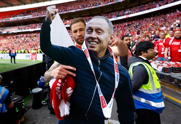 Forest-verdediger Steve Cook met een kartonnen versie van zijn coach Steve Cooper in zijn handen.