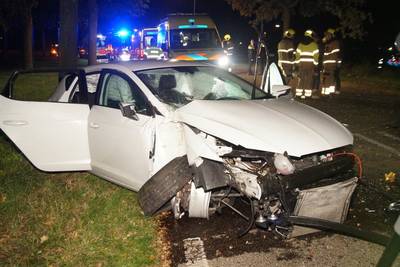 Vijf jongeren gewond bij ongeluk in Brabant, auto botst tegen bomen en lantaarnpaal