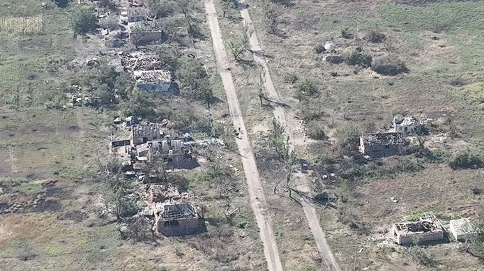 Oekraïense soldaten dringen het dorp Robotyne binnen.