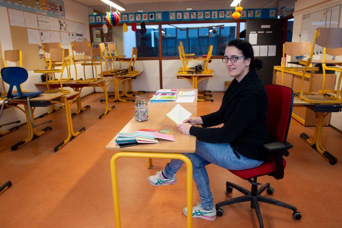 Juf Eline Huigen van jenaplanschool De Mheen gaf haar leerlingen een notitieboekje cadeau om te reflecteren over hun wensen.