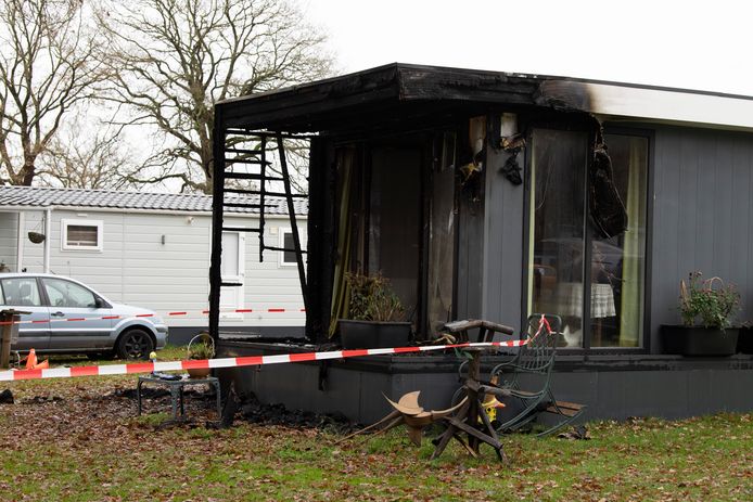 Het chalet op camping 't Voshuus in Giethmen - tussen Ommen en Lemele - werd in de nacht van maandag op dinsdag grotendeels door brand verwoest.