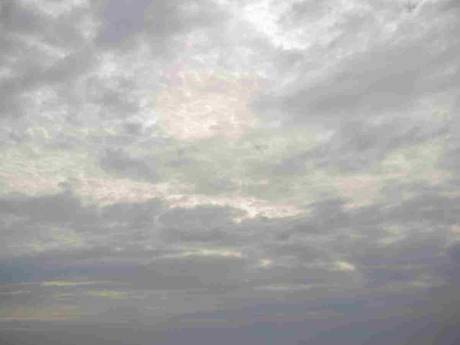 Uitgestrekte wolkenvelden, amper zon in 's-Gravenhage in de ochtend
