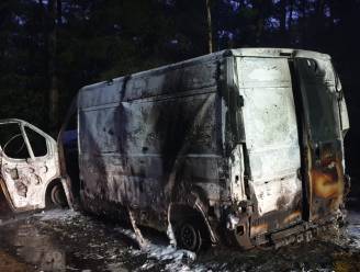 Busje met vaten brandt uit in bos vlakbij Belgische grens: duizenden liters XTC-afval gelekt