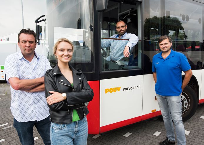 Twee van de acht Oekraïners (rechts) die vervoerder Pouw in dienst heeft genomen als buschauffeur. Kateryna Hlova (links).