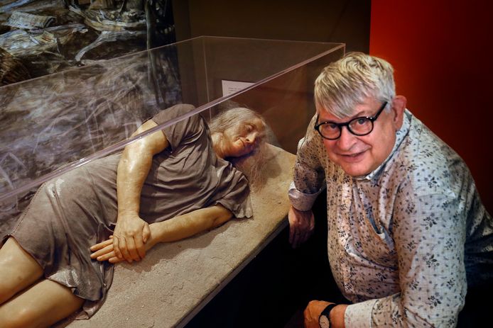 Dick de Jong, bij de reconstructie van Trijntje in museum De Koperen Knop.